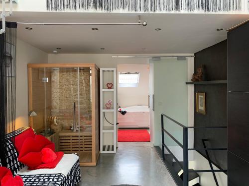 Mały pokój z łóżkiem i łazienką w obiekcie WELLNESS LOFT with Sauna, Jacuzzi, Roof Terrace & Amazing View w Antwerpii