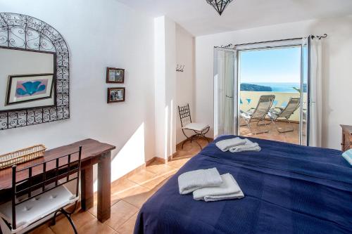 Un dormitorio con una cama y vista al mar. en Casa 11 Vistas, en La Herradura