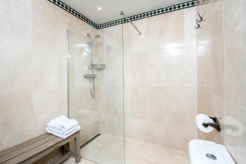 Un baño con ducha con puerta de cristal. en Casa 11 Vistas, en La Herradura