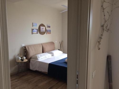 a bedroom with a bed with white sheets and pillows at KatlantiK Ca Madeira Deluxe in Sal Rei