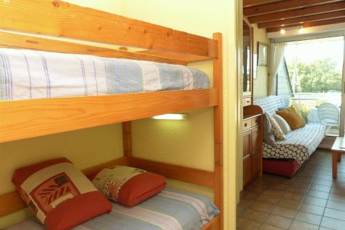 Habitación con litera y 2 literas en una casa en Locmariaquer - Duplex 4 pers - accès direct à la plage, en Locmariaquer