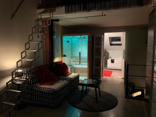 Uma área de estar em WELLNESS LOFT with Sauna, Jacuzzi, Roof Terrace & Amazing View