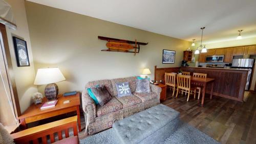 sala de estar con sofá, mesa y cocina en Allegheny Spg - Cozy Condo Ski from our patio, en Dunmore