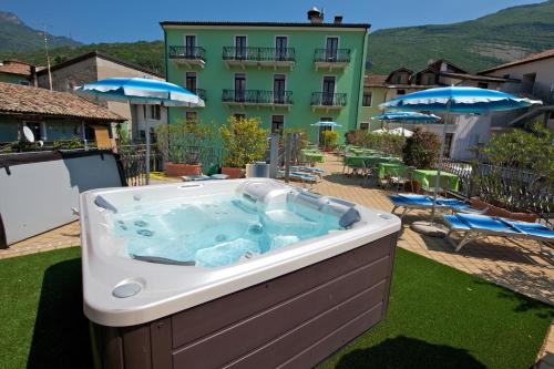 una bañera de hidromasaje en el patio de un hotel en Hotel Benaco en Nago-Torbole
