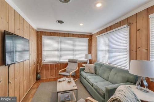 Φωτογραφία από το άλμπουμ του Quaint Beach Block Cottage, 100 steps to the beach σε Dewey Beach