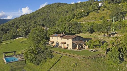 an aerial view of a house on a hill at L'Ormasso in Pieve Fosciana