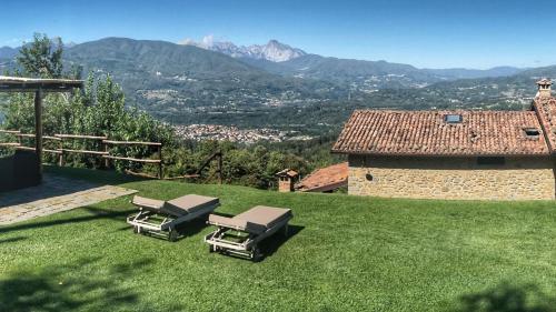 a lawn with two lounge chairs on top of it at Il Lonfo in Pieve Fosciana