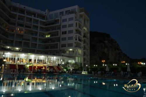 Bazén v ubytování Hotel Bleart nebo v jeho okolí