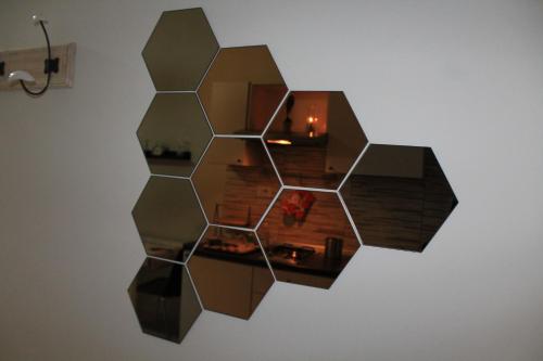 een wandkunstwerk met een hexagonaal ontwerp op een muur bij Guest House Orsini in Benevento