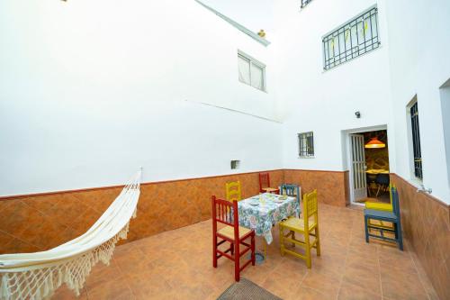 a dining room with a table and chairs at Casa Rural Casa Las Flores in Tíjola