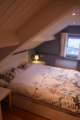 een bed in een kamer met een zolder bij Bergerhof de Schuur in Sevenum