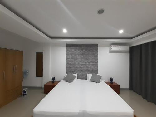 een slaapkamer met een groot wit bed. bij Apto T1 Sweet Home in Praia