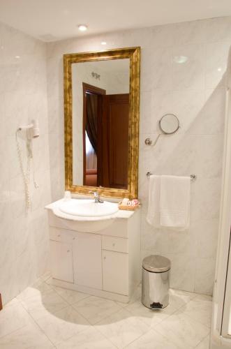 a bathroom with a sink and a mirror at Hotel Algete in Algete