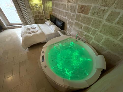 een bad in een kamer met een bed bij Barbacana46 Guest House in Monopoli