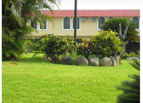 Jardín al aire libre en Hotel Villas Dali Veracruz