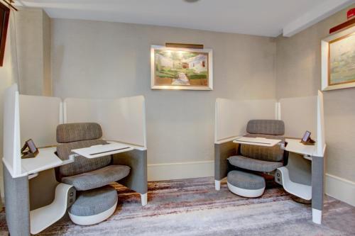 a waiting room with three chairs and two tables at Crowne Plaza Charleston by IHG in Charleston