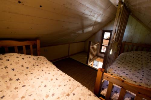 1 Schlafzimmer mit 2 Betten im Dachgeschoss in der Unterkunft '' Gite Q'uatre '' Charlannes in Hautefage
