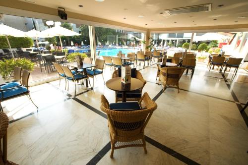 A piscina localizada em Hotel Anabel ou nos arredores