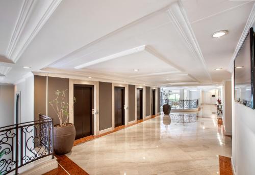 a large hallway with a white ceiling and a staircase at Meliá Campinas in Campinas