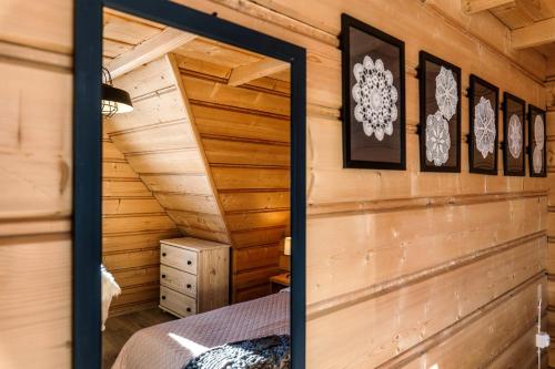 a door leading into a bedroom in a log cabin at Willa w Ubocy - "Jacuzzi i Sauna w ofercie dodatkowo płatnej" in Murzasichle