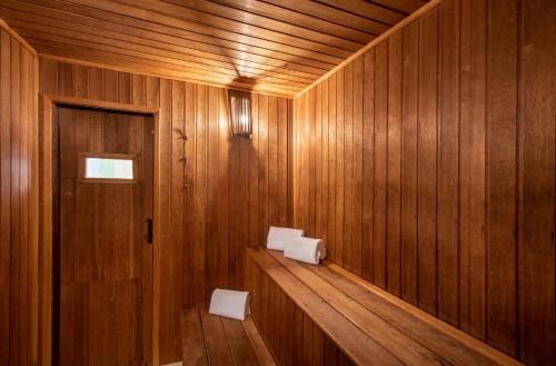 a sauna with wooden walls and a wooden door at Meliá Campinas in Campinas