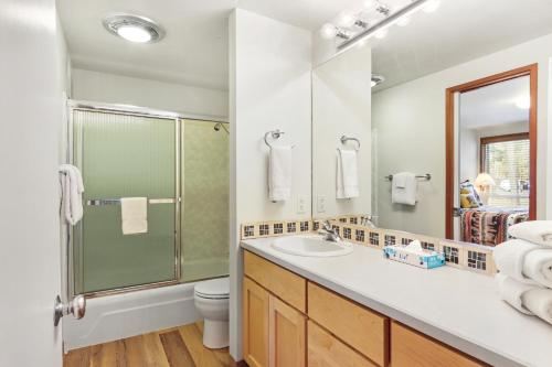 サンリヴァーにあるMt View 30 | Discover Sunriverの洗面台とシャワー付きのバスルーム