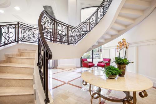 a staircase in a home with a table and chairs at Meliá Campinas in Campinas