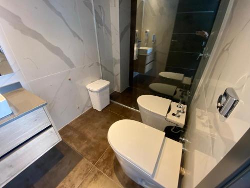 聖貝爾納多的住宿－Neco Boutique Hotel，白色的浴室设有卫生间和水槽。