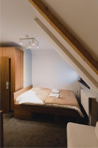 a bed in a room with an attic at Mali Medved Konaci in Kopaonik