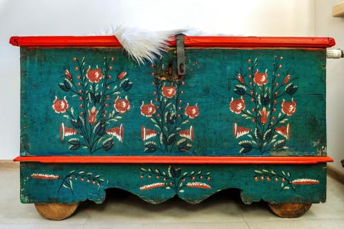 a blue dresser with a red top with a feather at Willa w Ubocy - "Jacuzzi i Sauna w ofercie dodatkowo płatnej" in Murzasichle