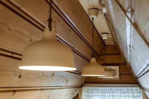 a row of lights hanging from the ceiling of a room at Willa w Ubocy - "Jacuzzi i Sauna w ofercie dodatkowo płatnej" in Murzasichle