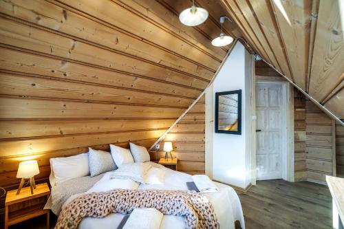 a bedroom with a wooden ceiling with a bed at Willa w Ubocy - "Jacuzzi i Sauna w ofercie dodatkowo płatnej" in Murzasichle