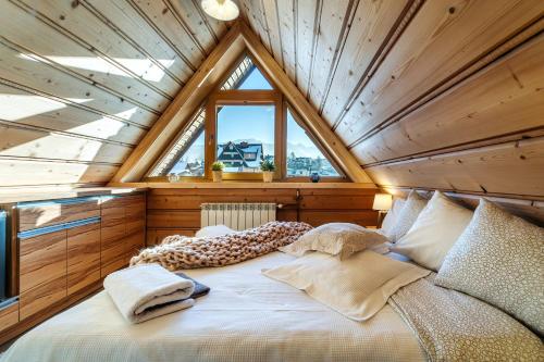 a large bed in a room with a window at Willa w Ubocy - "Jacuzzi i Sauna w ofercie dodatkowo płatnej" in Murzasichle