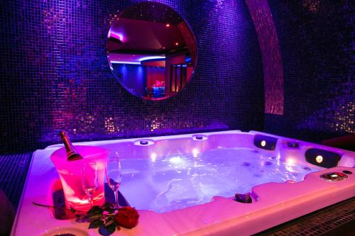 Gallery image of L'Insolite Spa Privatif ''Suite Luxueuse-Jacuzzi" in Toulouse