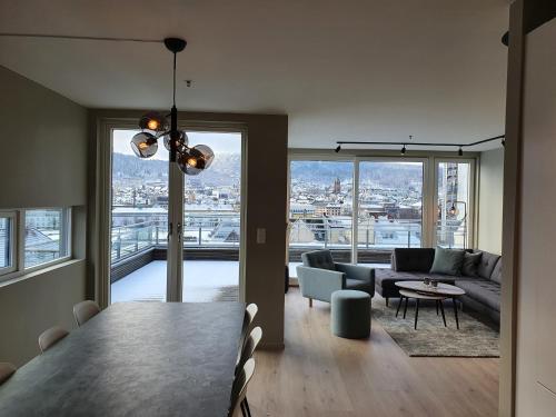 Veversmauet Apartments في بيرغِن: غرفة معيشة مع طاولة وأريكة