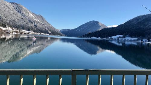 a view of a lake with mountains in the background at Haus Tilia Karinthië Appartementen in Nötsch