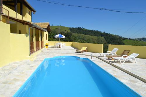 a swimming pool in the middle of a house at Pousada Colonetti in Lindóia