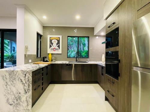 Dapur atau dapur kecil di Lahania Lux Beach Villa