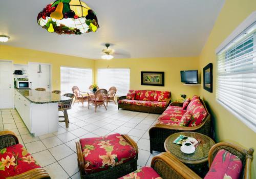 uma sala de estar com um sofá e uma mesa em Tropic Seas Resort em Fort Lauderdale