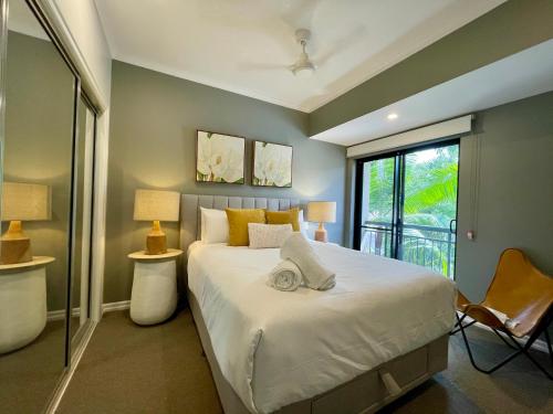 Un dormitorio con una cama grande y una ventana en Lahania Lux Beach Villa en Clifton Beach