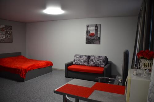 Cette chambre comprend un lit, une chaise et une table. dans l'établissement Апартаменты на Александра Поля (Кирова) 90, à Dnipro