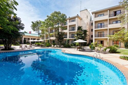 a swimming pool in front of a building at Hotel Panamby Guarulhos in Guarulhos