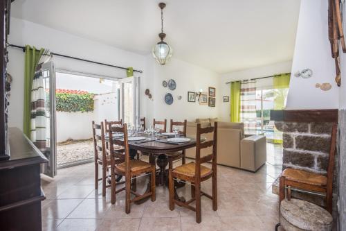 a dining room with a table and chairs at Oura Villa V3 com Piscina Privada in Albufeira