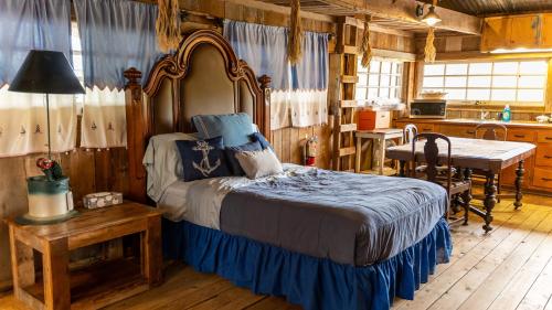Postel nebo postele na pokoji v ubytování Moon River Ranch