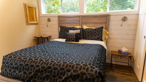 Una cama o camas en una habitación de Moon River Ranch