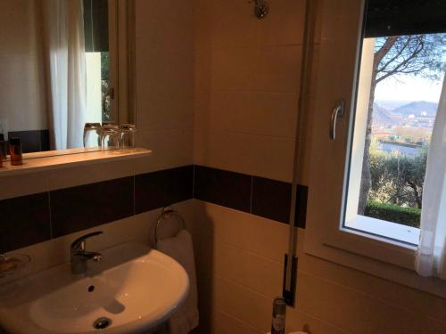 een badkamer met een wastafel en een raam bij Fattoria Busa dell'Oro in Monte Ortone