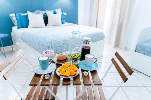 uma bandeja de comida numa mesa ao lado de uma cama em Casa Aragona b&b em Capua