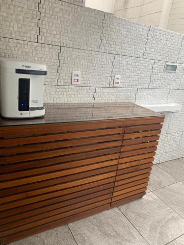 a counter with a coffee maker on top of it at Flat Vip 5 Estrelas Granja Vianna Moderno Sofisticado Alto Padrão Animália Park! in Cotia