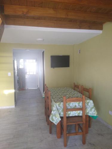 サンベルナルドにあるAltos SB Complejo Duplex 1のテーブルと椅子とテレビのあるダイニングルーム