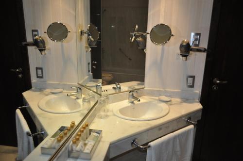 - Baño con 2 lavabos y 2 espejos en Hermitage Hotel en Mar del Plata